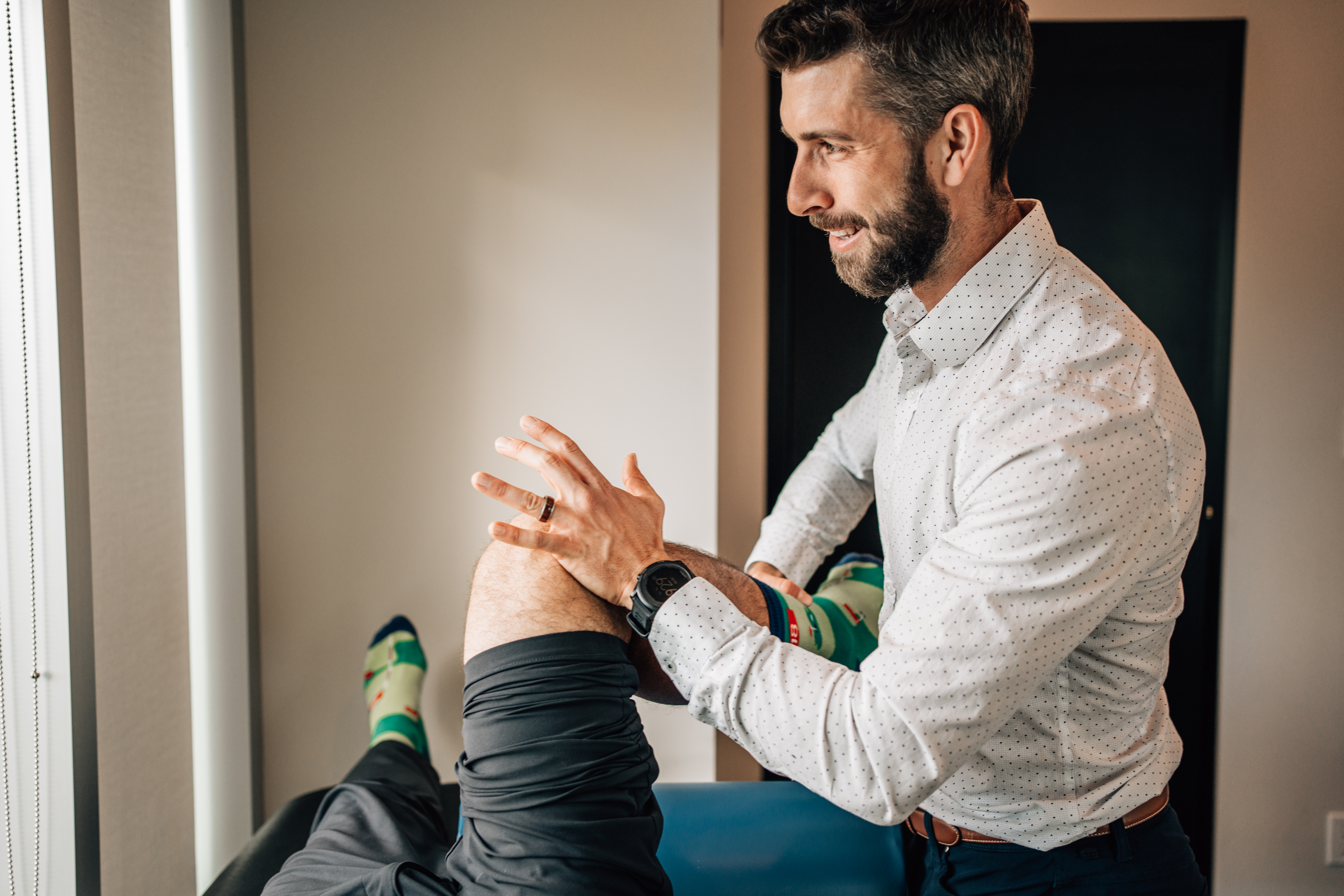 Naturopathic doctor working on patient with arthritis in Neurvana Health located in Calgary.